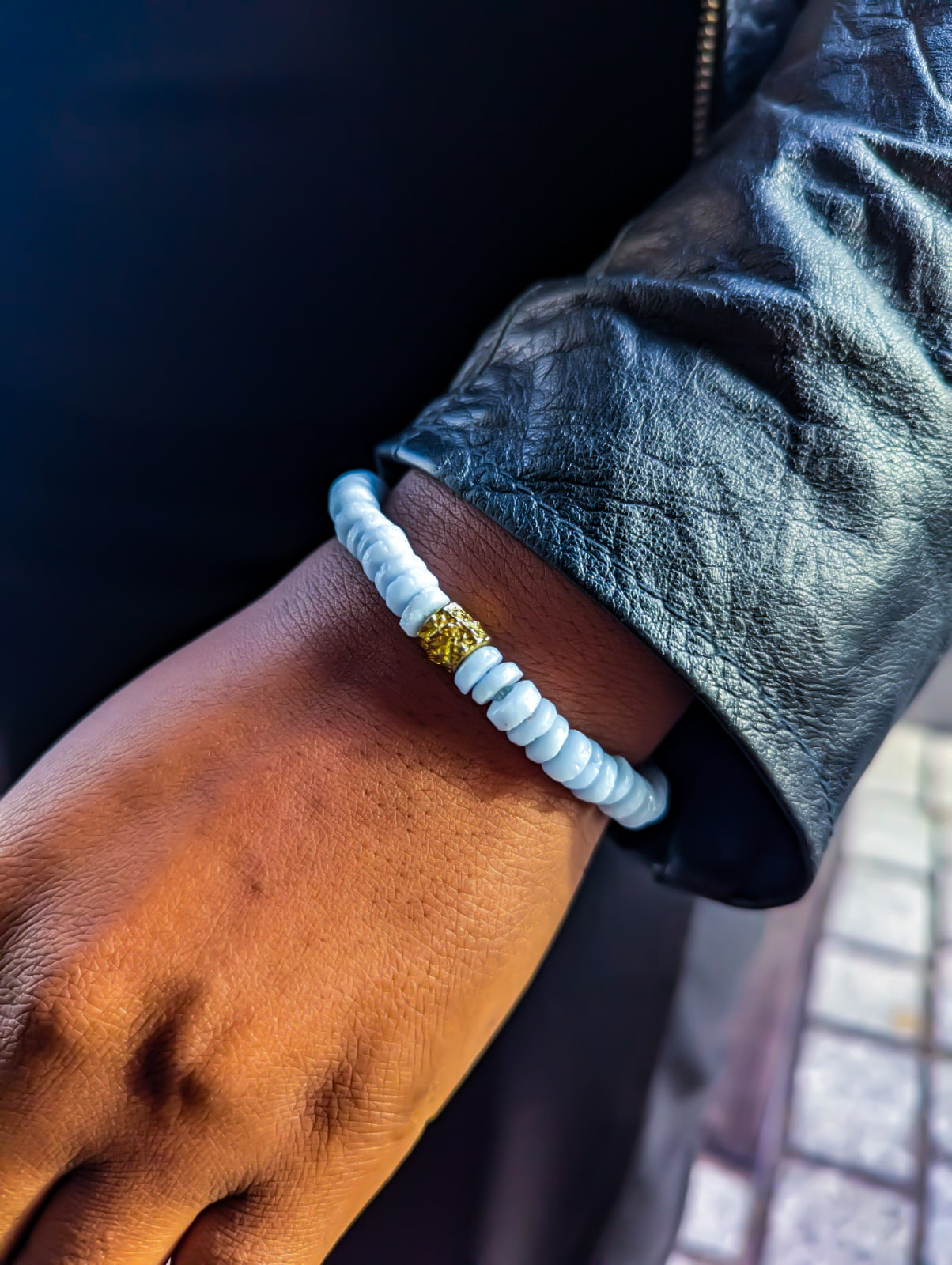 CAMÉLÉON DORÉ  - Bracelet bleu pastel- perles africaines krobo