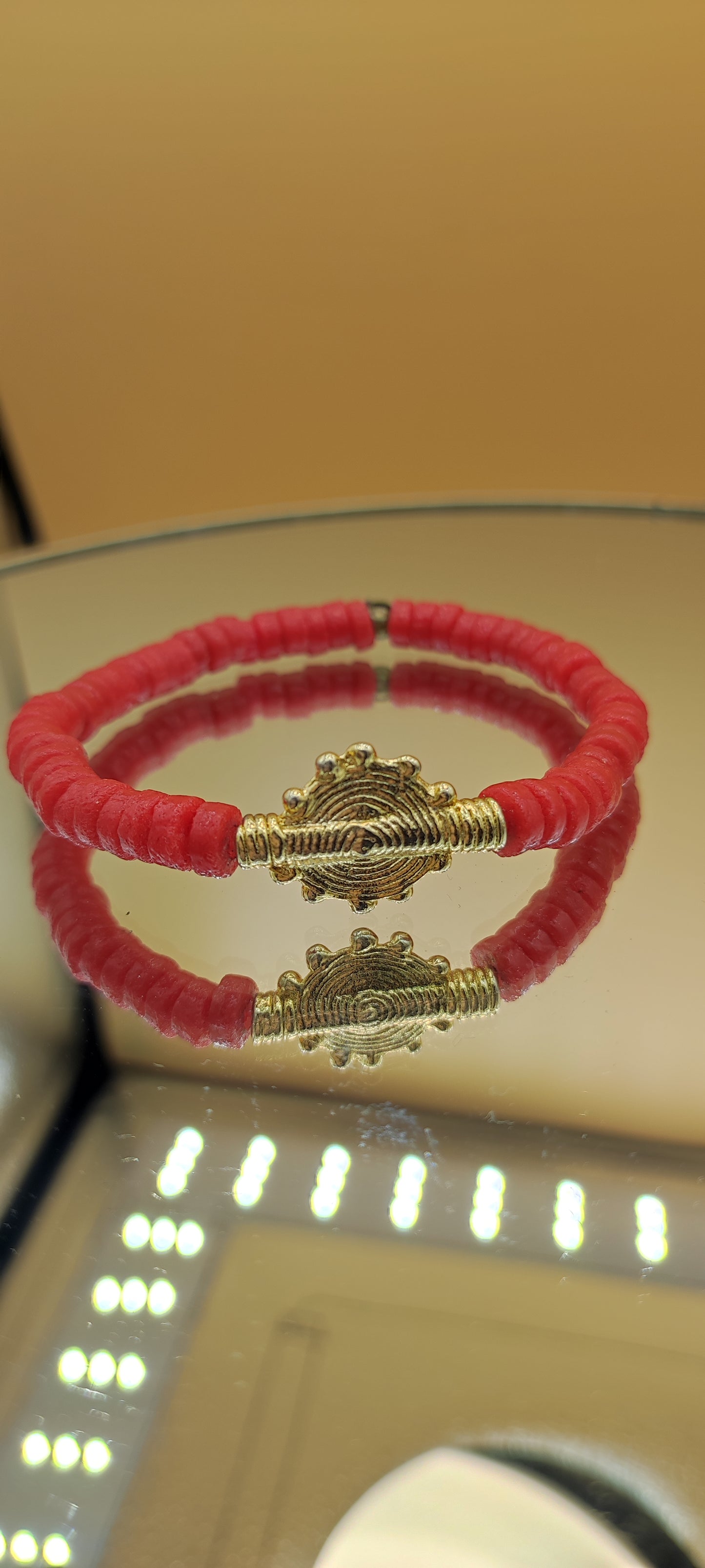 CAMÉLÉON - Bracelet  rouge- perles africaines krobo