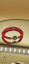 Charger l&#39;image dans la galerie, CAMÉLÉON - Bracelet  rouge- perles africaines krobo
