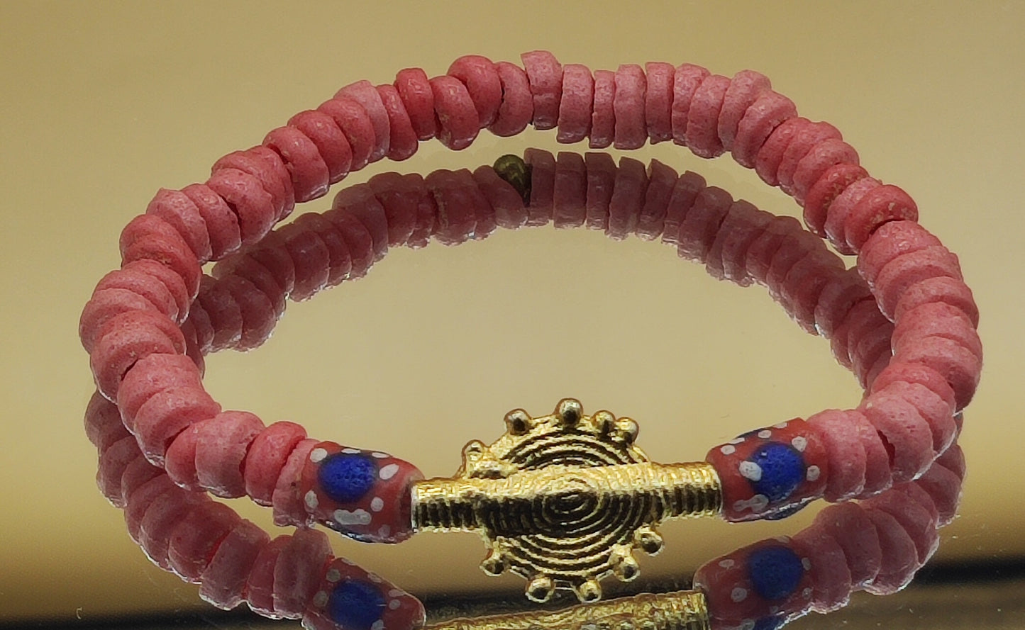 CAMÉLÉON FLORAL - Bracelet rose et rouge en perles africaines Krobo