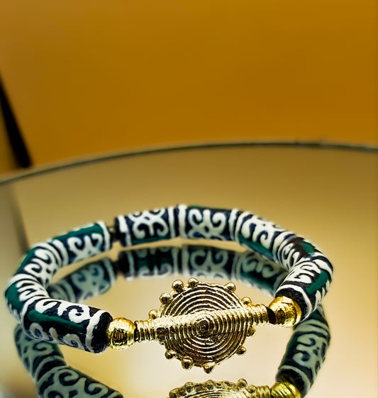 ALVÉOLE- bracelet vert et beige- perles africaines Krobo- poids akan solaire