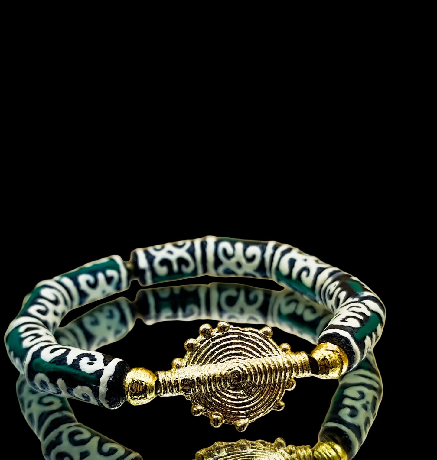 ALVÉOLE- bracelet vert et beige- perles africaines Krobo- poids akan solaire
