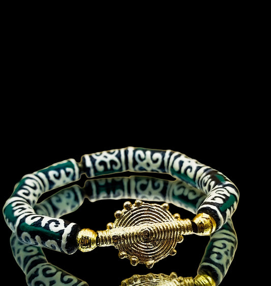 ALVÉOLE- bracelet vert et beige- perles africaines Krobo- poids akan solaire