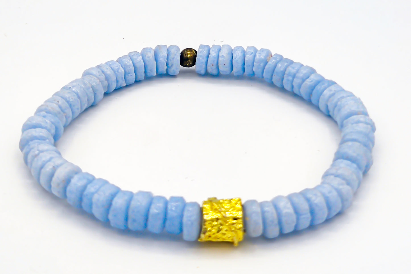 CAMÉLÉON DORÉ  - Bracelet bleu pastel- perles africaines krobo