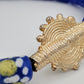 CAMÉLÉON FLORAL - Bracelet bleu en perles africaines Krobo-modèle myrtille.