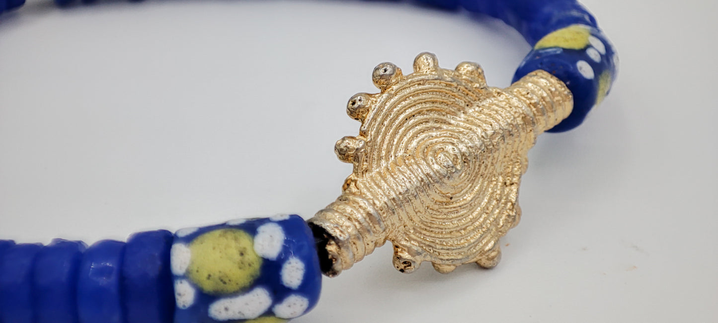 CAMÉLÉON FLORAL - Bracelet bleu en perles africaines Krobo-modèle myrtille.