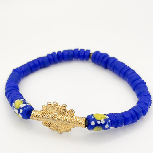 CAMÉLÉON FLORAL - Bracelet bleu en perles africaines Krobo-modèle myrtille.