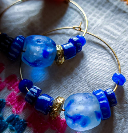 Boucles d'oreilles créoles. panaché de bleus- alternance entre les perles Krobo teintées et peintes. 