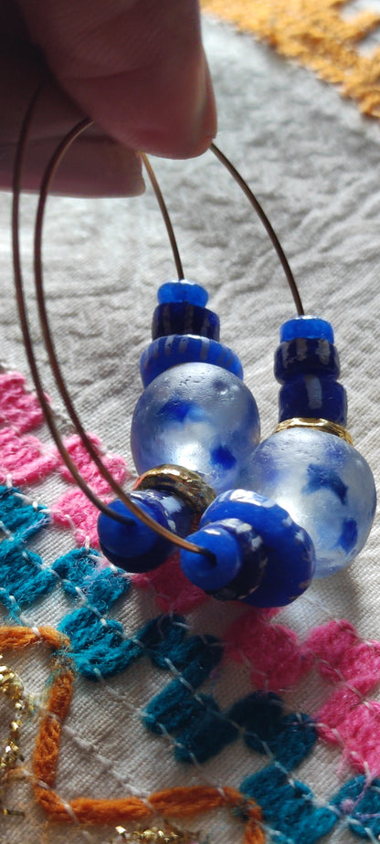 Boucles d'oreilles créoles. panaché de bleus- alternance entre les perles Krobo teintées et peintes. 