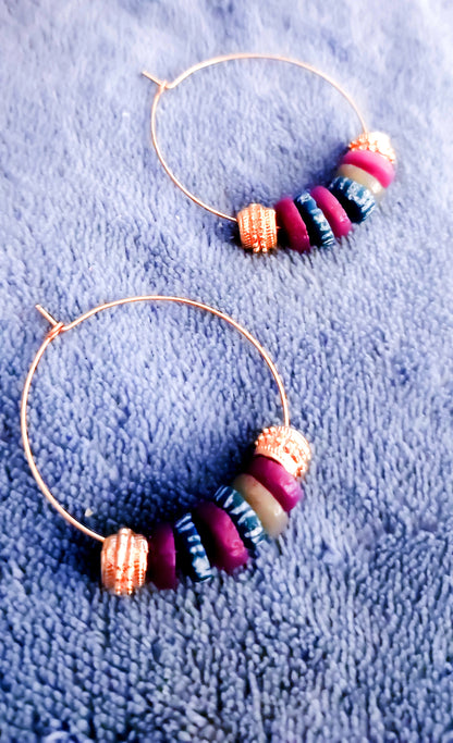 Boucles d'oreilles créoles. Couleur verte et violette.  Perles de verre Krobo peintes et unies