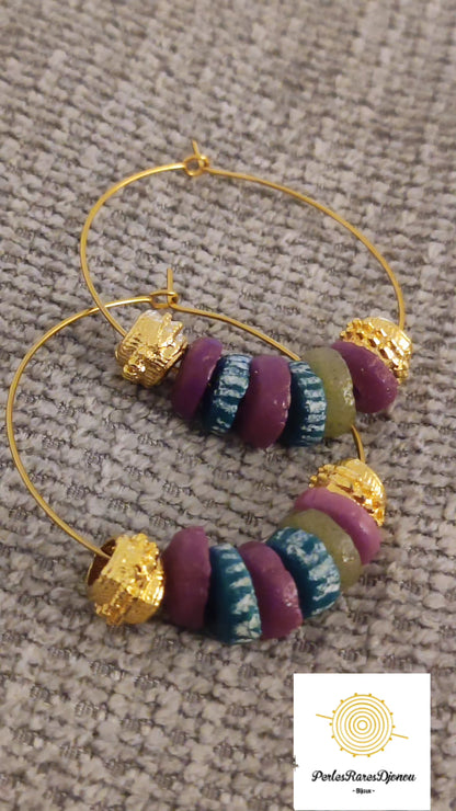 Boucles d'oreilles créoles. Couleur verte et violette.  Perles de verre Krobo peintes et unies