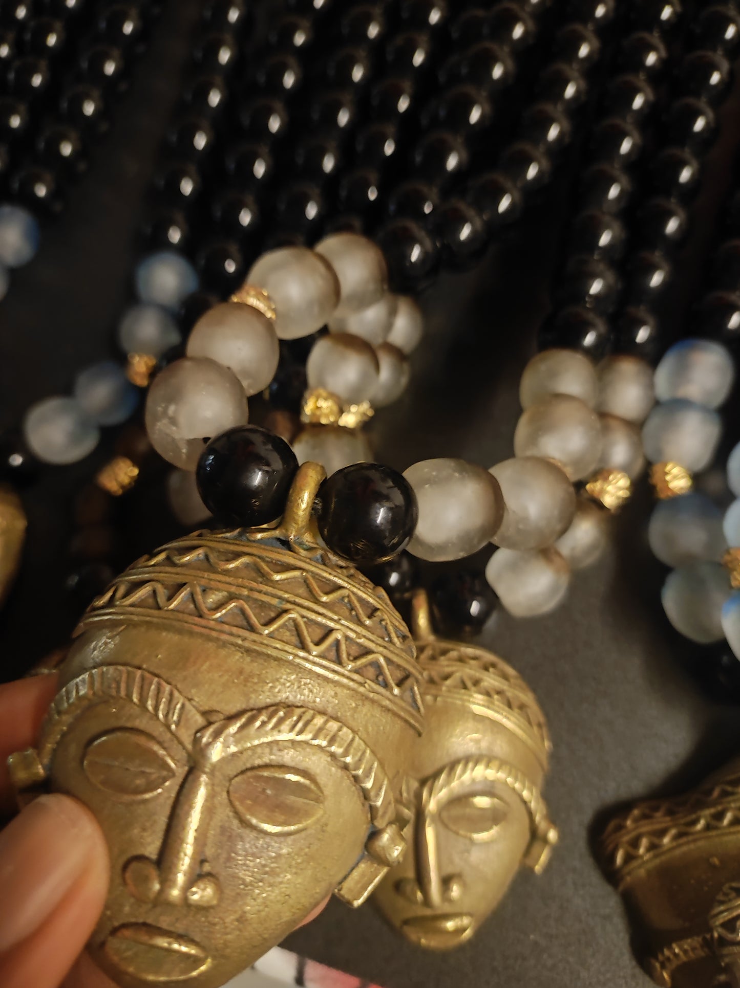 APOGÉE - collier noir tête- moyen- Perles africaines krobo-14