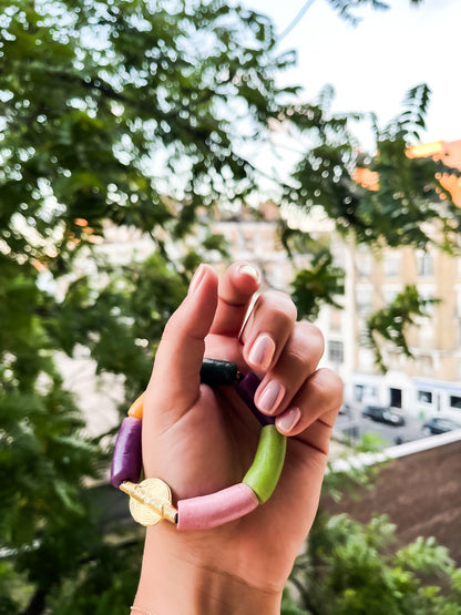Un mélange funky de perles africaines rares, dans un camaïeu de violet, rose, vert un bracelet éclatant mais subtilement équilibré créant une harmonie de teintes fraîches, énergiques et raffinées