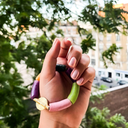 Un mélange funky de perles africaines rares, dans un camaïeu de violet, rose, vert un bracelet éclatant mais subtilement équilibré créant une harmonie de teintes fraîches, énergiques et raffinées