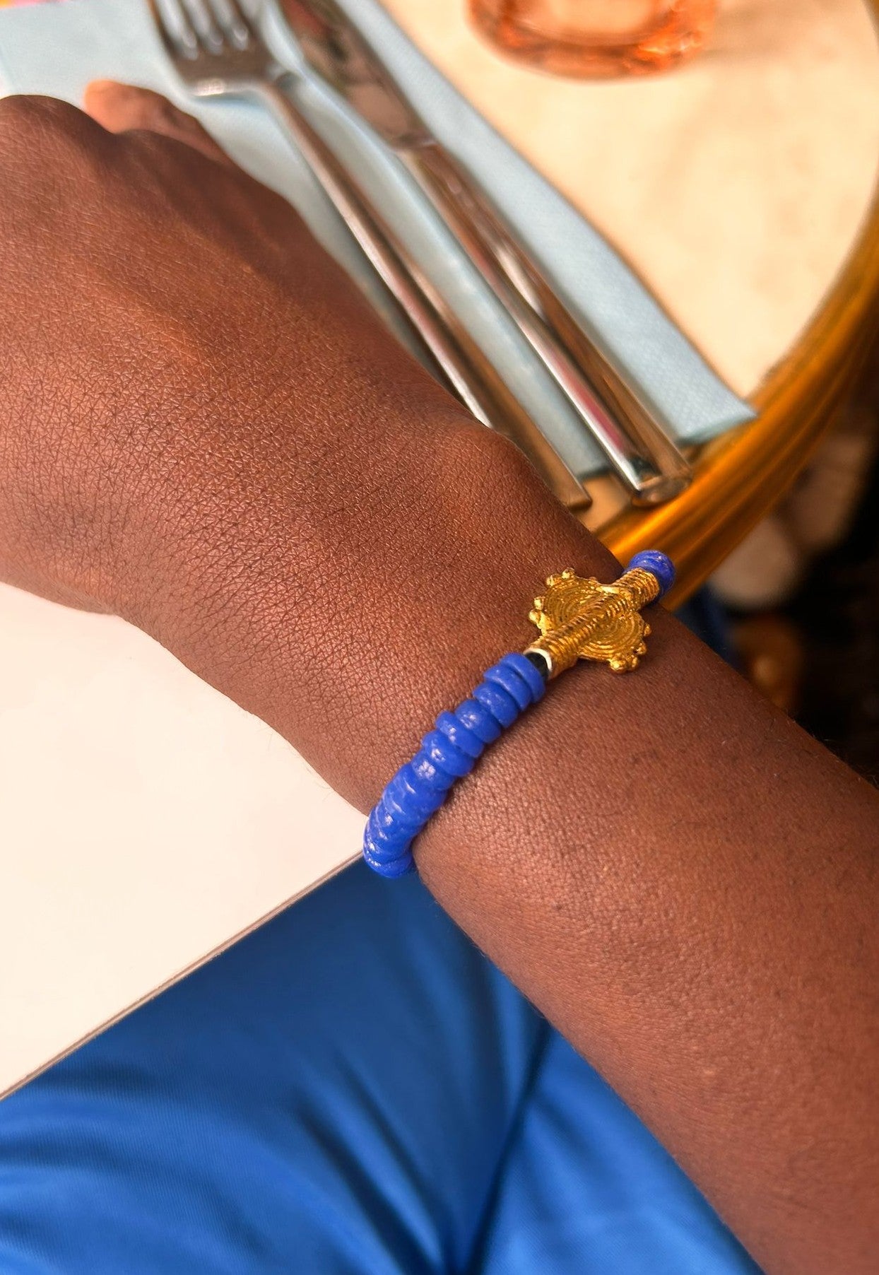 CAMÉLÉON- Bracelet bleu roi- perles africaines krobo