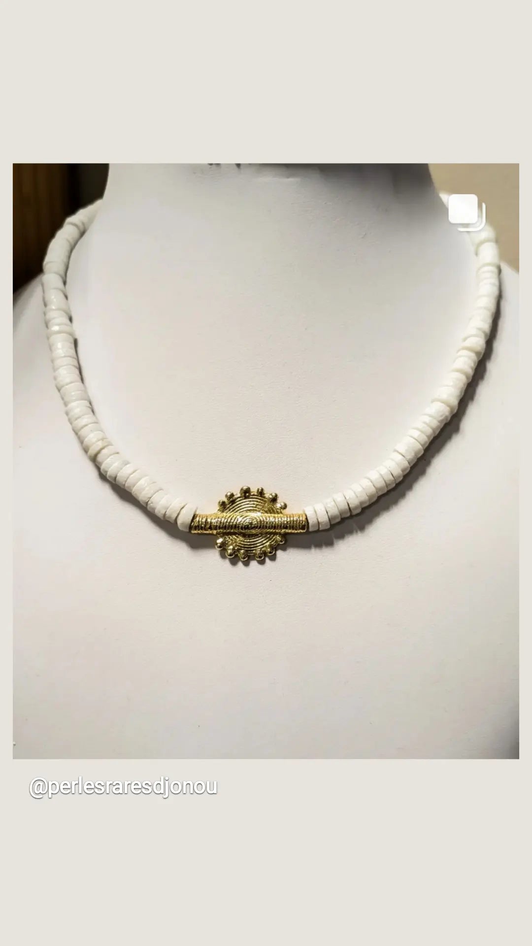 CAMÉLÉON.             Collier blanc Perle akan couleur or