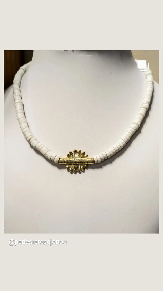 CAMÉLÉON.             Collier blanc Perle akan couleur or