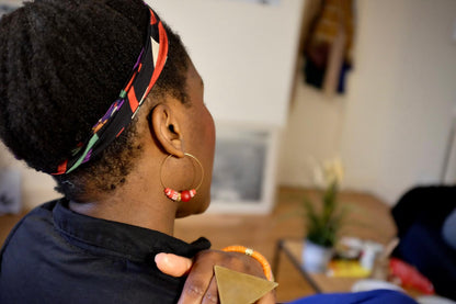 Boucles d'oreilles créoles. panaché de rouge- alternance entre les perles Krobo teintées, peintes et translucides. 