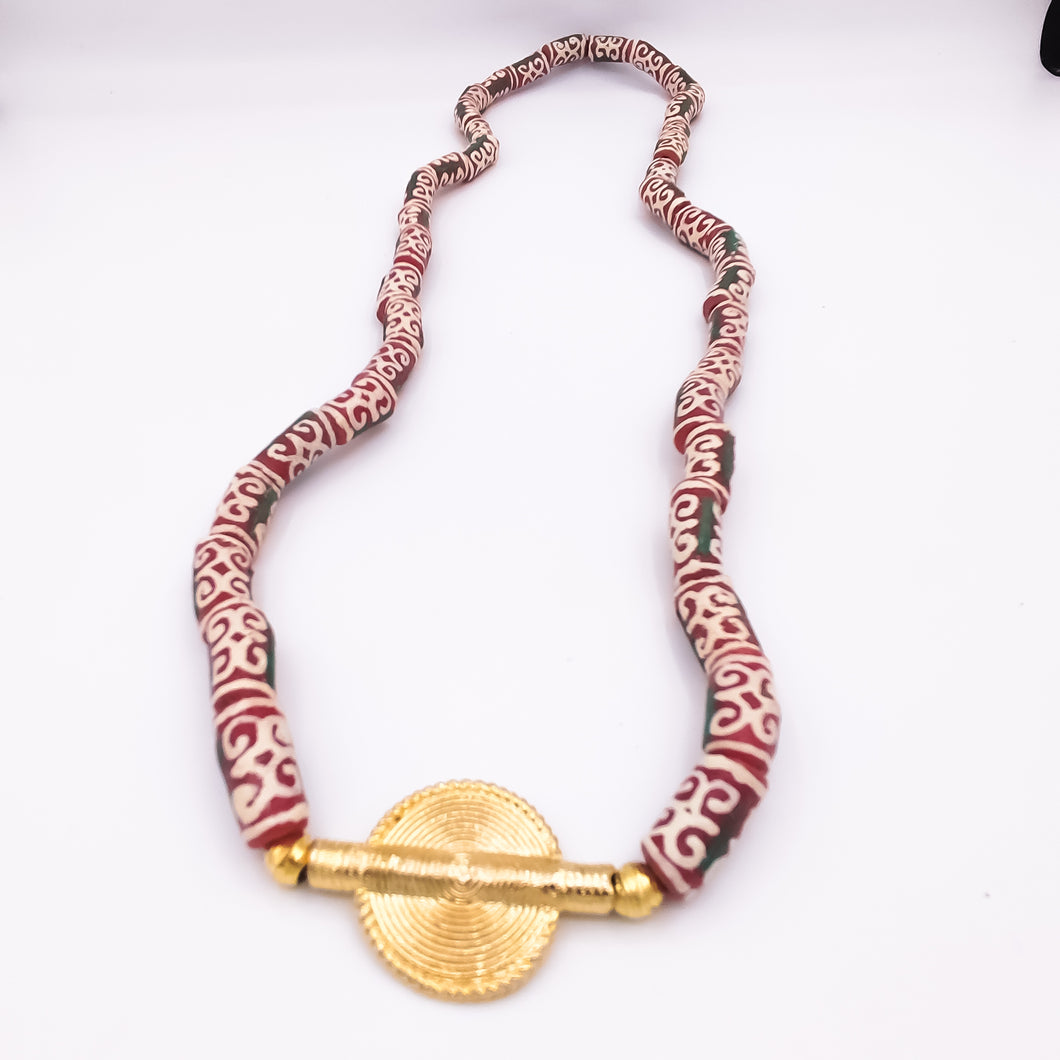 ALVÉOLE - collier rouge et beige- perles africaines krobo- poids akan solaire