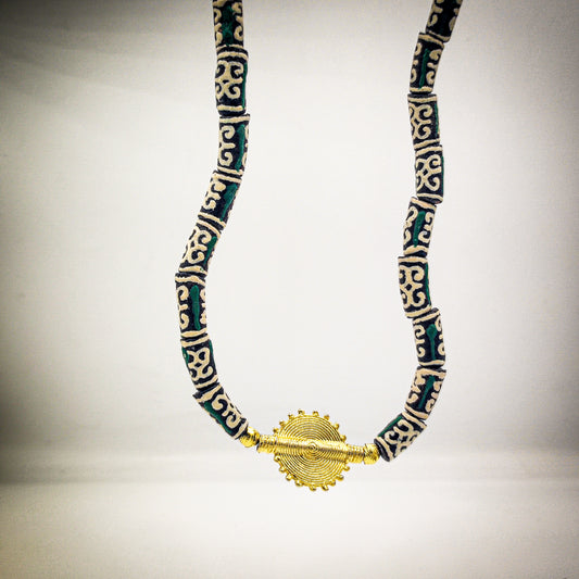 ALVÉOLE- collier vert et beige- perles africaines krobo- poids akan solaire
