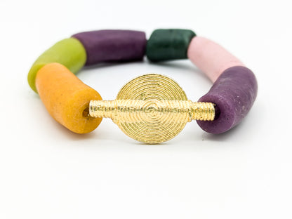 Un mélange funky de perles africaines rares, dans un camaïeu de violet, rose, vert un bracelet éclatant mais subtilement équilibré créant une harmonie de teintes fraîches, énergiques et raffinées
