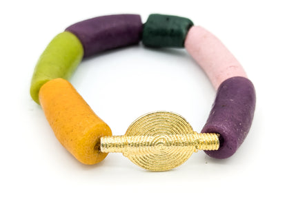 Un mélange funky de perles africaines rares, dans un camaïeu de violet, rose, vert un bracelet éclatant mais subtilement équilibré créant une harmonie de teintes fraîches, énergiques et raffinées