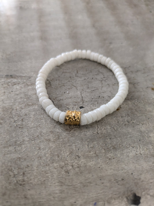 CAMÉLÉON DORÉ - bracelet blanc- perles africaines krobo