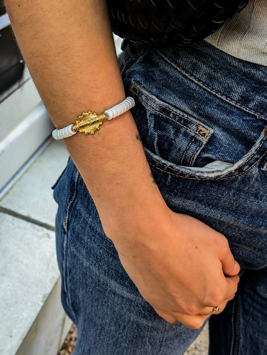 CAMÉLÉON.             Bracelet blanc.              Perle akan couleur or