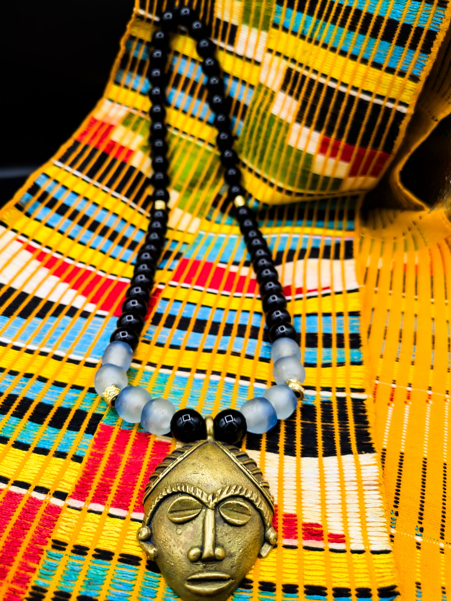 APOGÉE - collier noir tête- moyen- Perles africaines krobo- 12