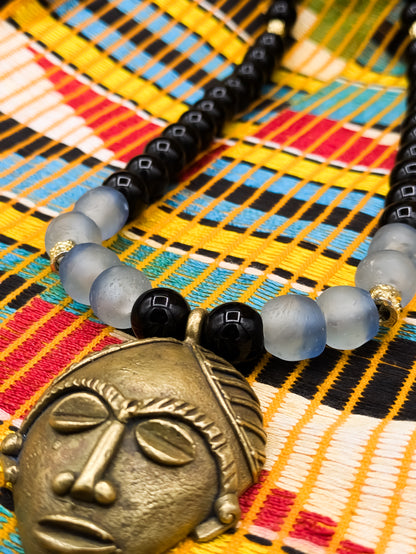 APOGÉE - collier noir tête- moyen- Perles africaines krobo- 12