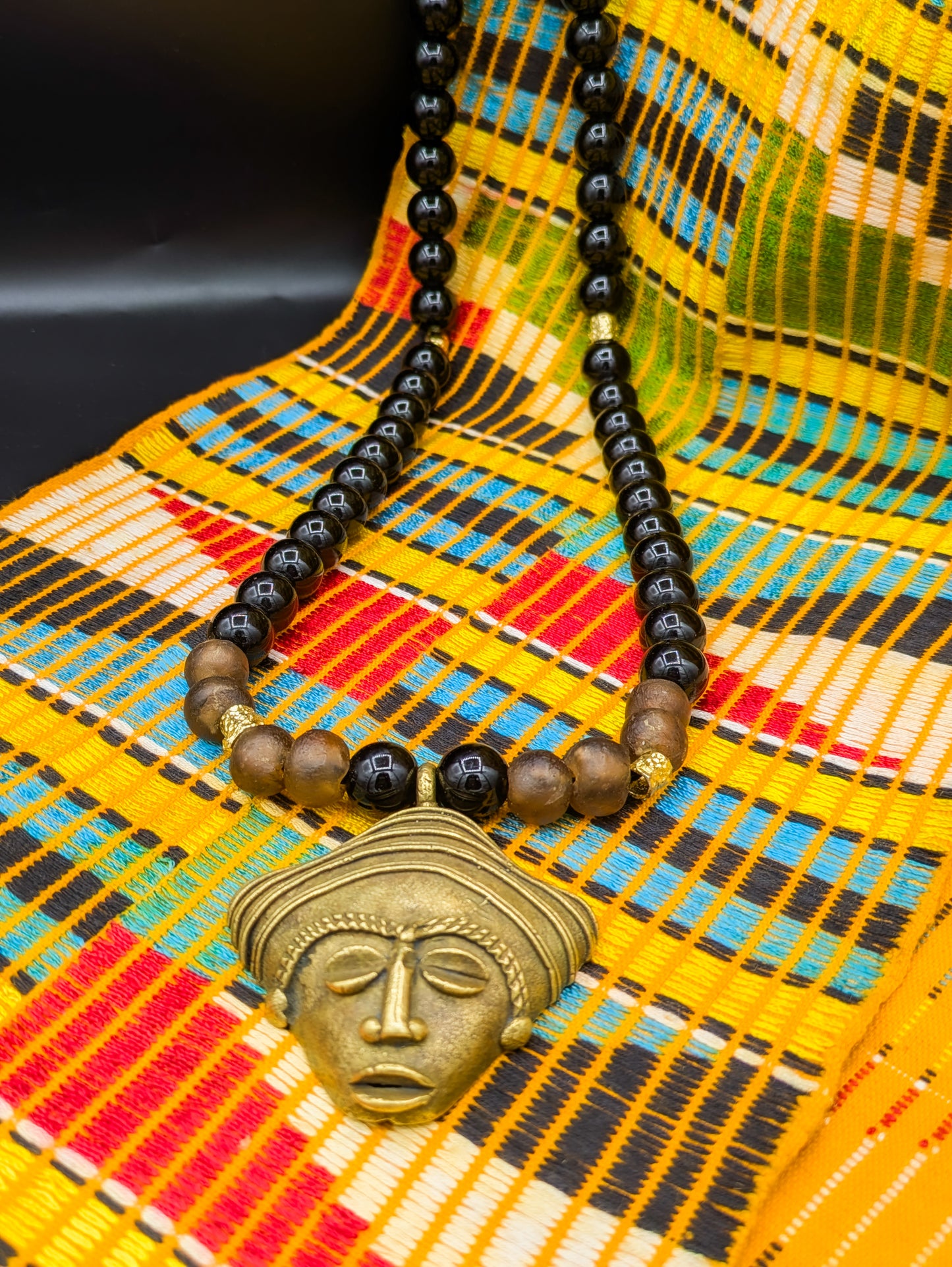 APOGÉE - collier noir tête- moyen- Perles africaines krobo- 4