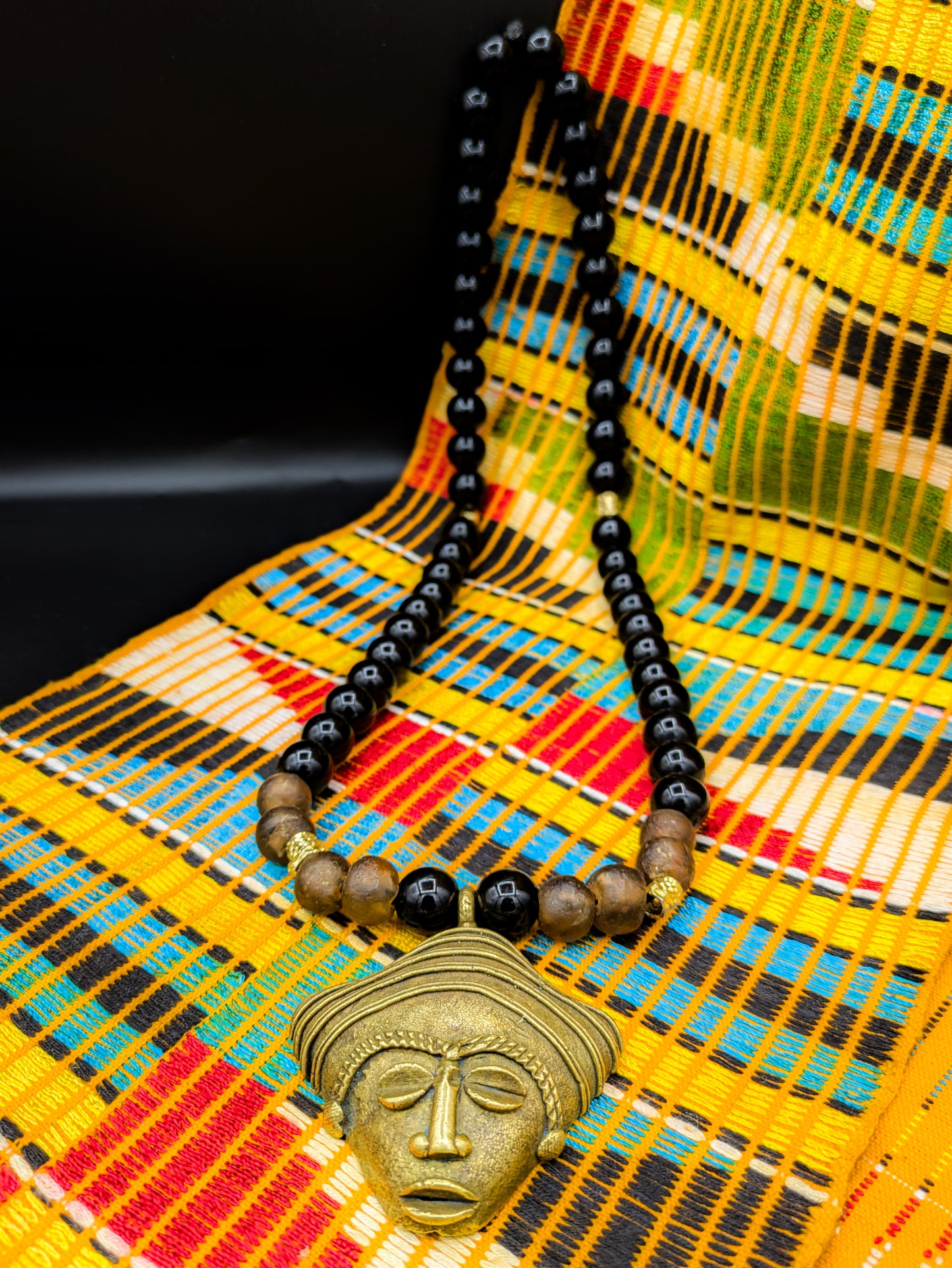 APOGÉE - collier noir tête- moyen- Perles africaines krobo- 4