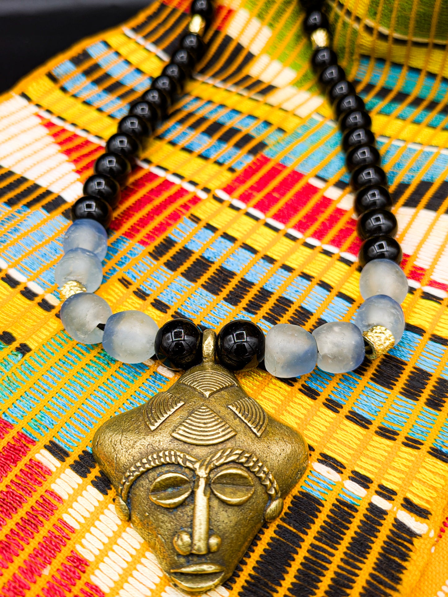 APOGÉE - collier noir tête- moyen- Perles africaines krobo- 1