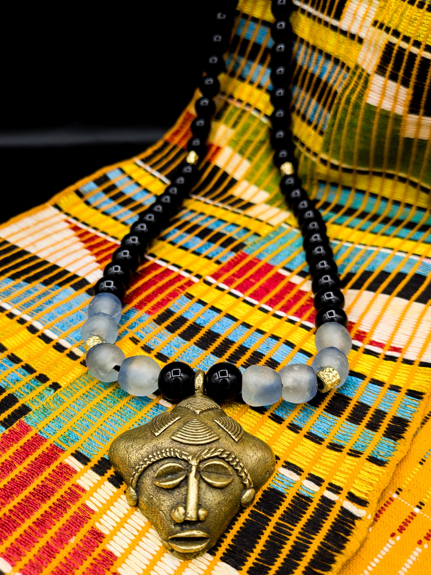 APOGÉE - collier noir tête- moyen- Perles africaines krobo- 1