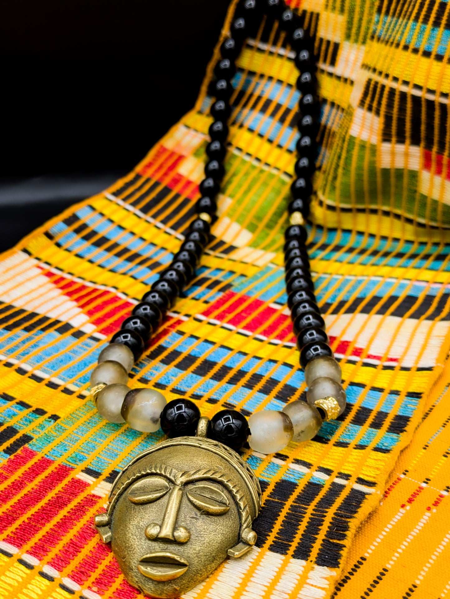 APOGÉE - collier noir tête- moyen- Perles africaines krobo-14