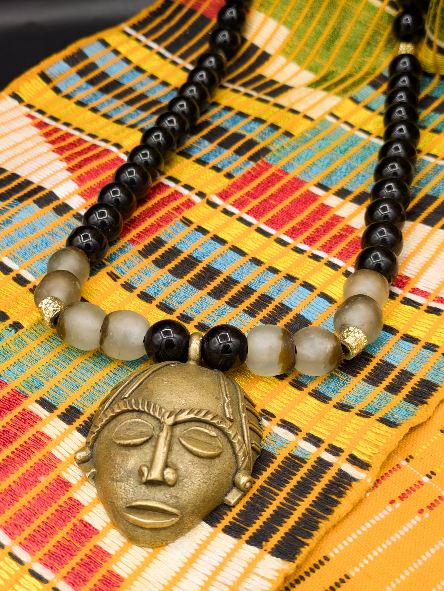 APOGÉE - collier noir tête- moyen- Perles africaines krobo-10