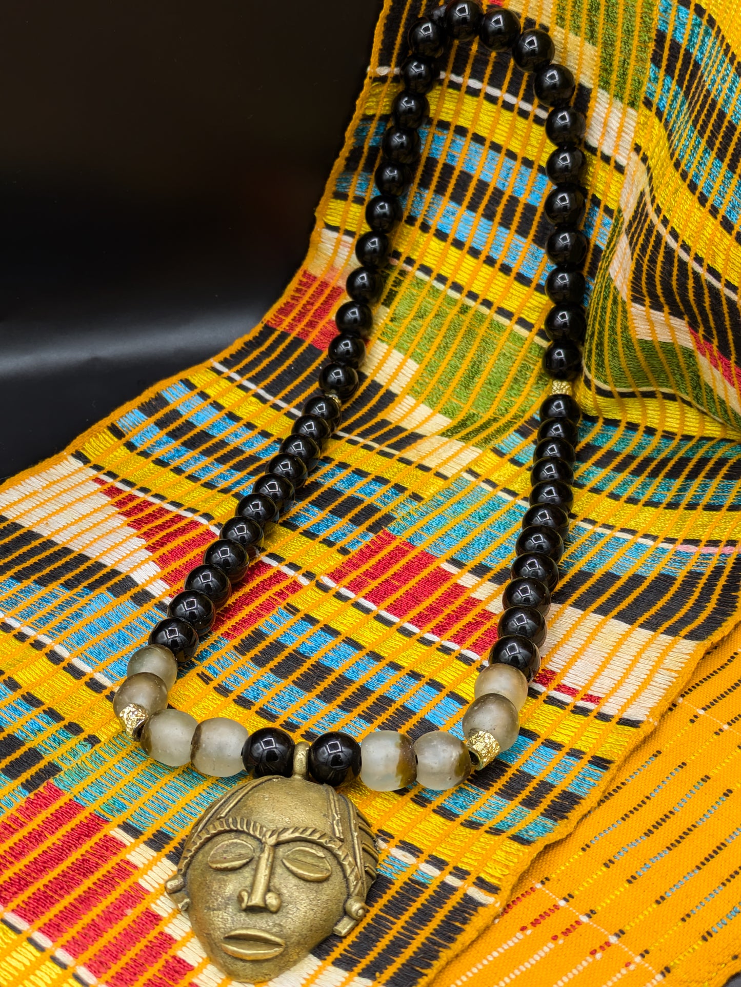APOGÉE - collier noir tête- moyen- Perles africaines krobo-10