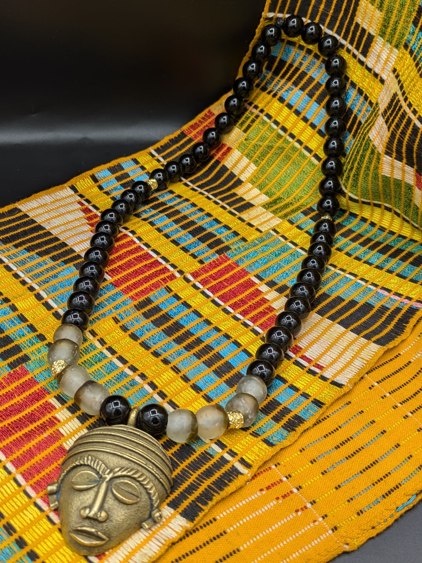 APOGÉE - collier noir tête- moyen- Perles africaines krobo- 7