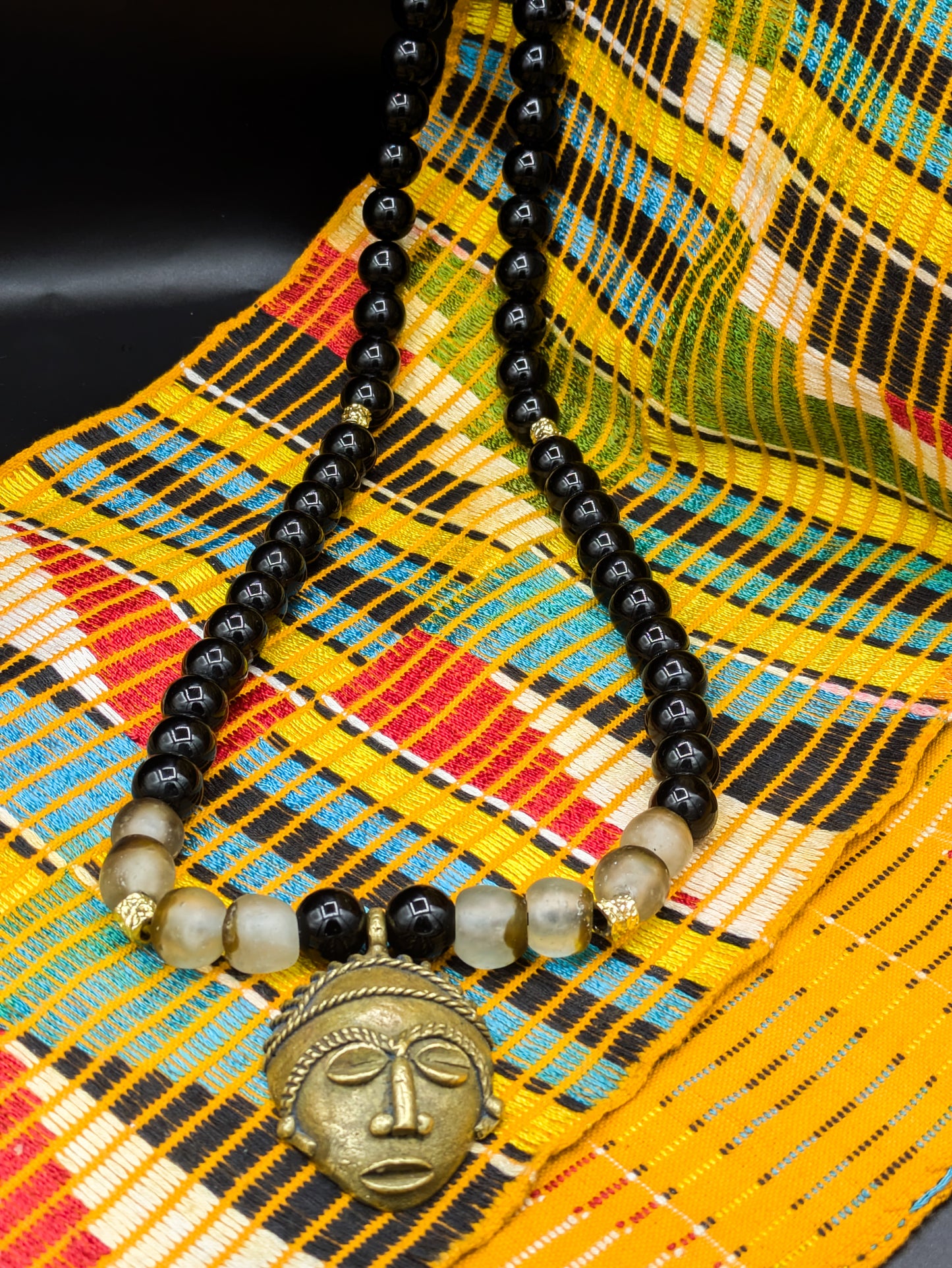 APOGÉE - collier noir tête- moyen- Perles africaines krobo- 16