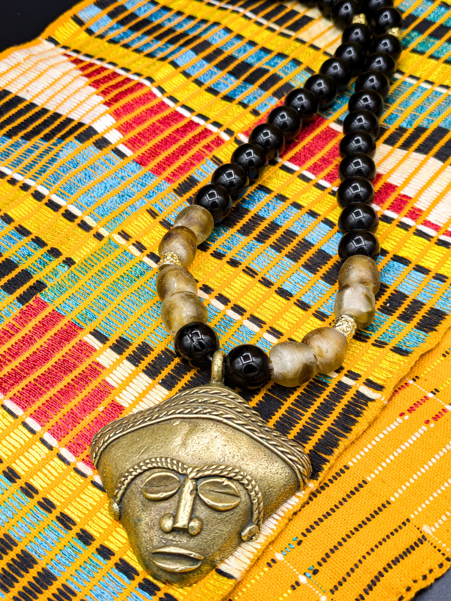 APOGÉE - collier noir tête- moyen- Perles africaines krobo- 5.2