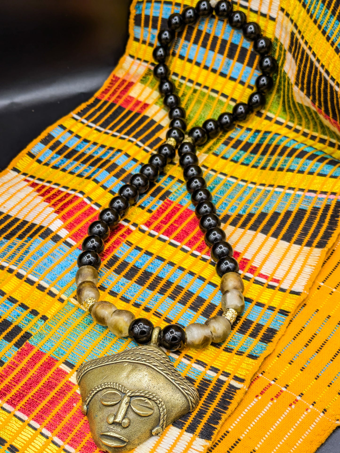 APOGÉE - collier noir tête- moyen- Perles africaines krobo- 5.2