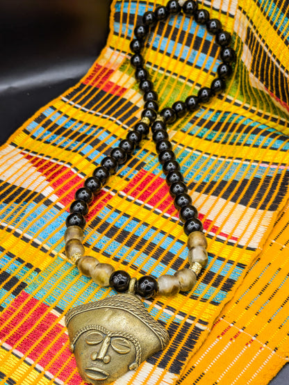 APOGÉE - collier noir tête- moyen- Perles africaines krobo- 5.2