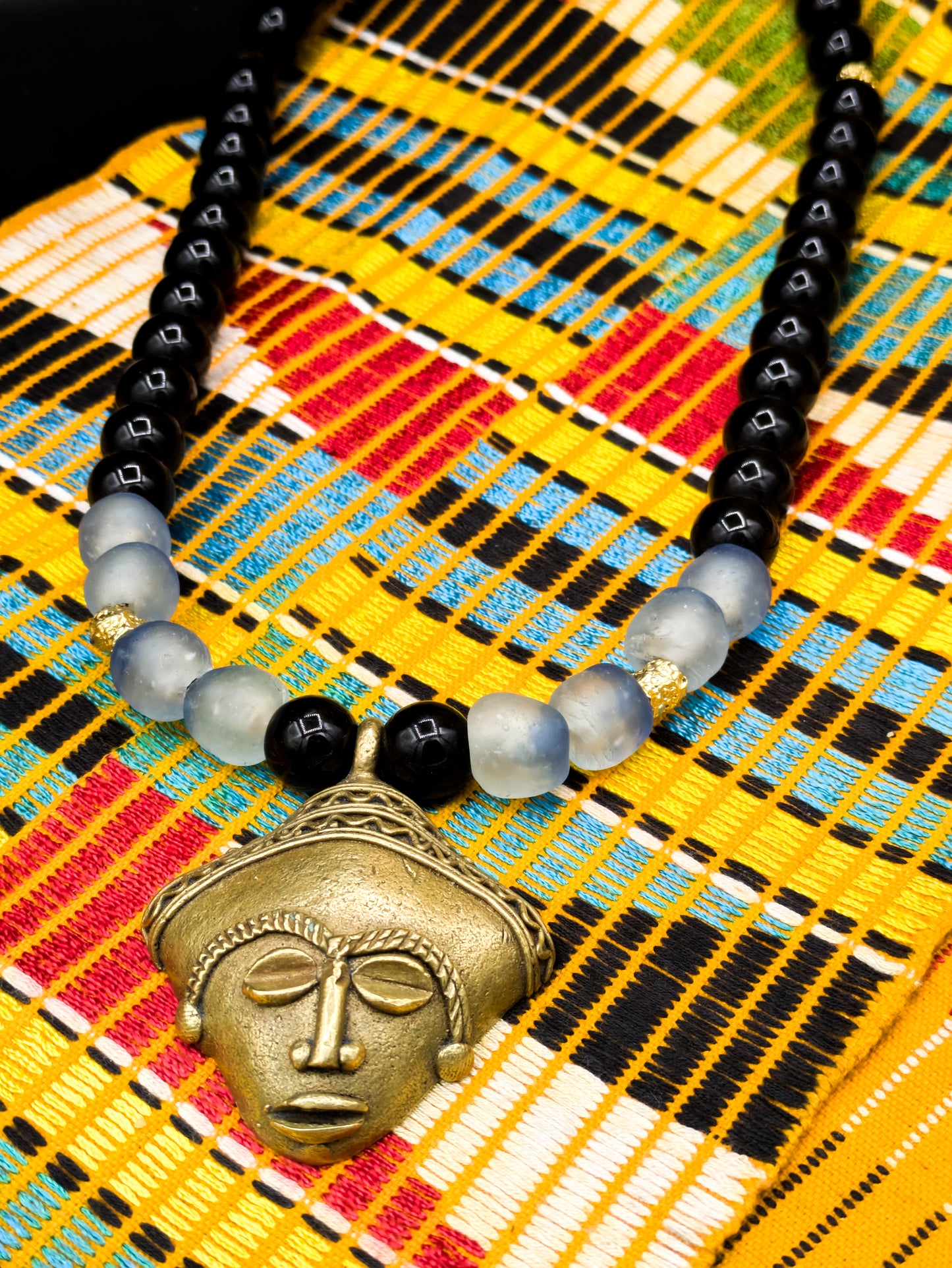 APOGÉE - collier noir tête- moyen- Perles africaines krobo- 5