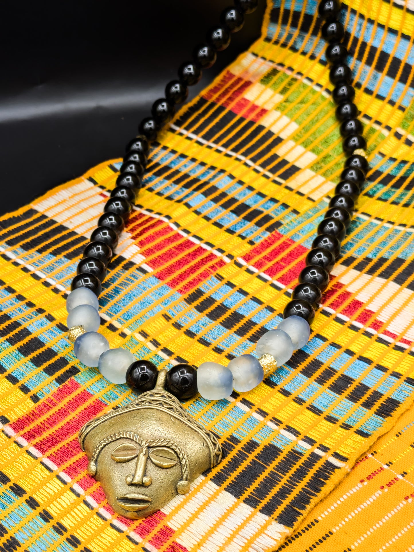 APOGÉE - collier noir tête- moyen- Perles africaines krobo- 5