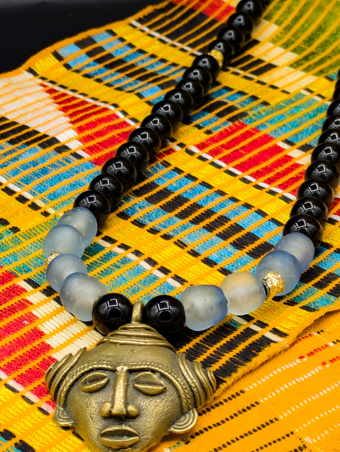 APOGÉE - collier noir tête- moyen- Perles africaines krobo- 6