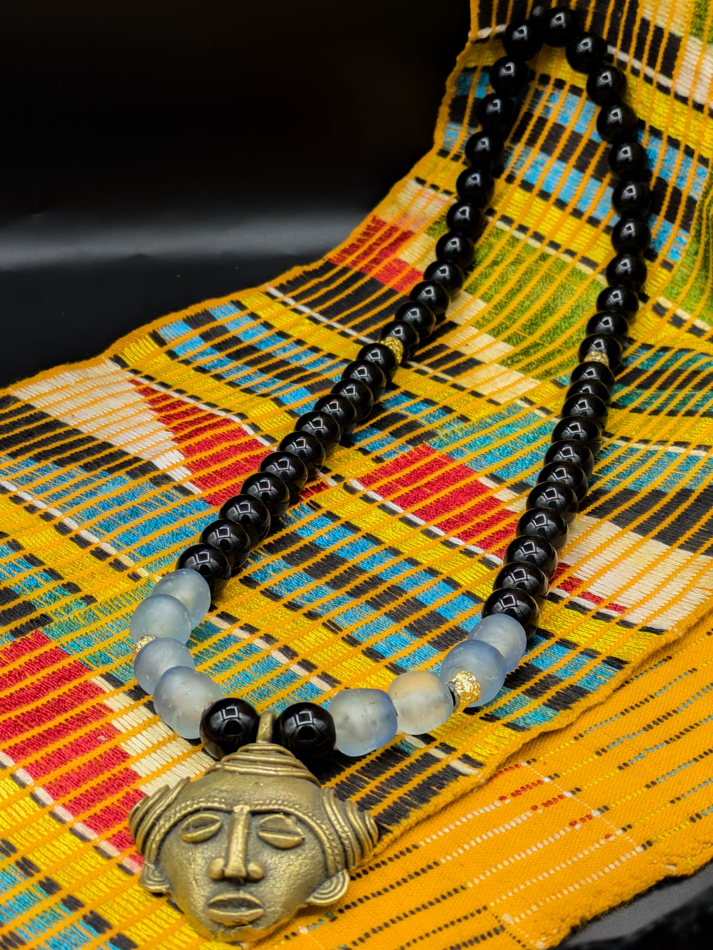 APOGÉE - collier noir tête- moyen- Perles africaines krobo- 6