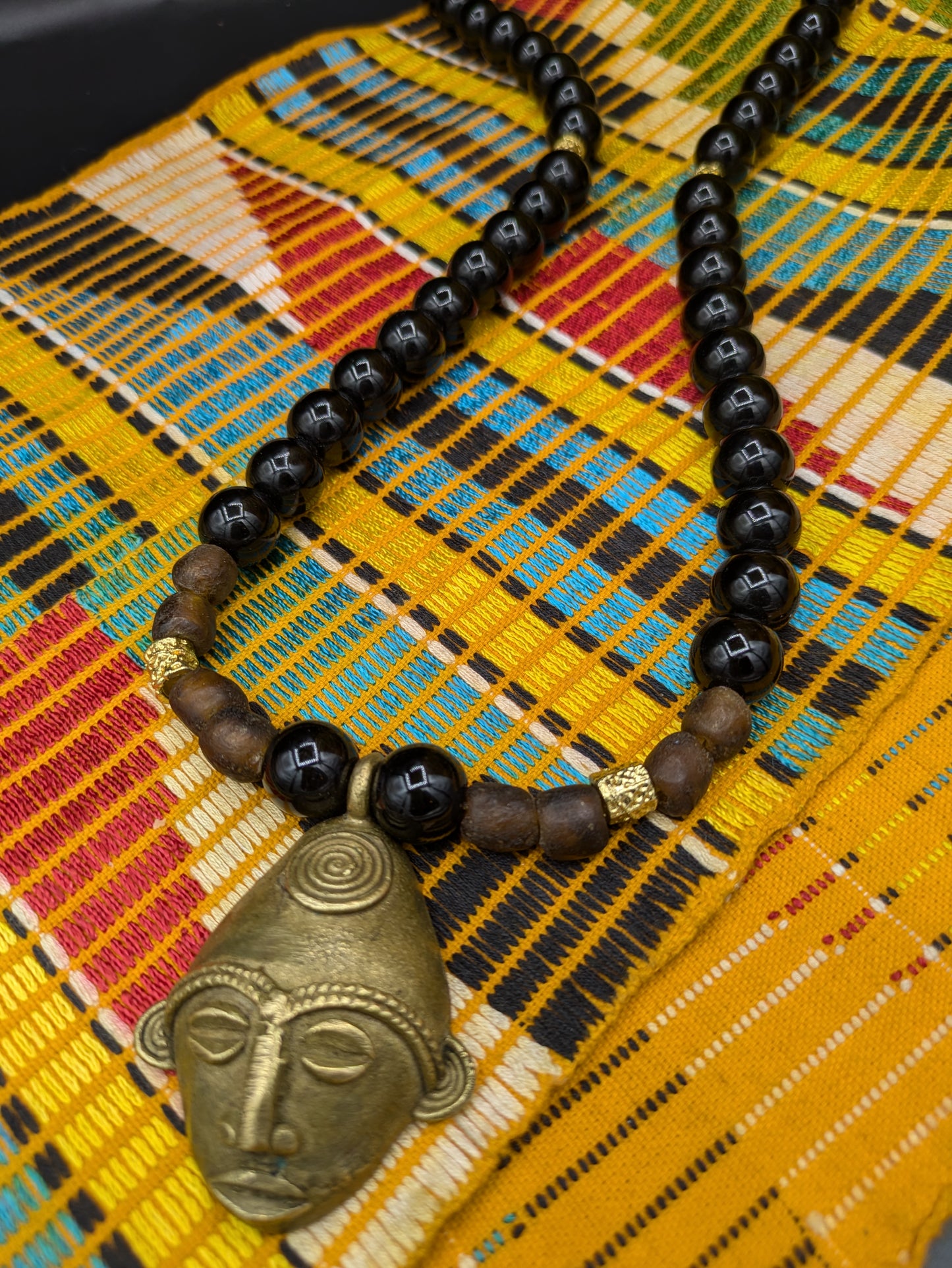 APOGÉE - collier noir tête- moyen- Perles africaines krobo-17