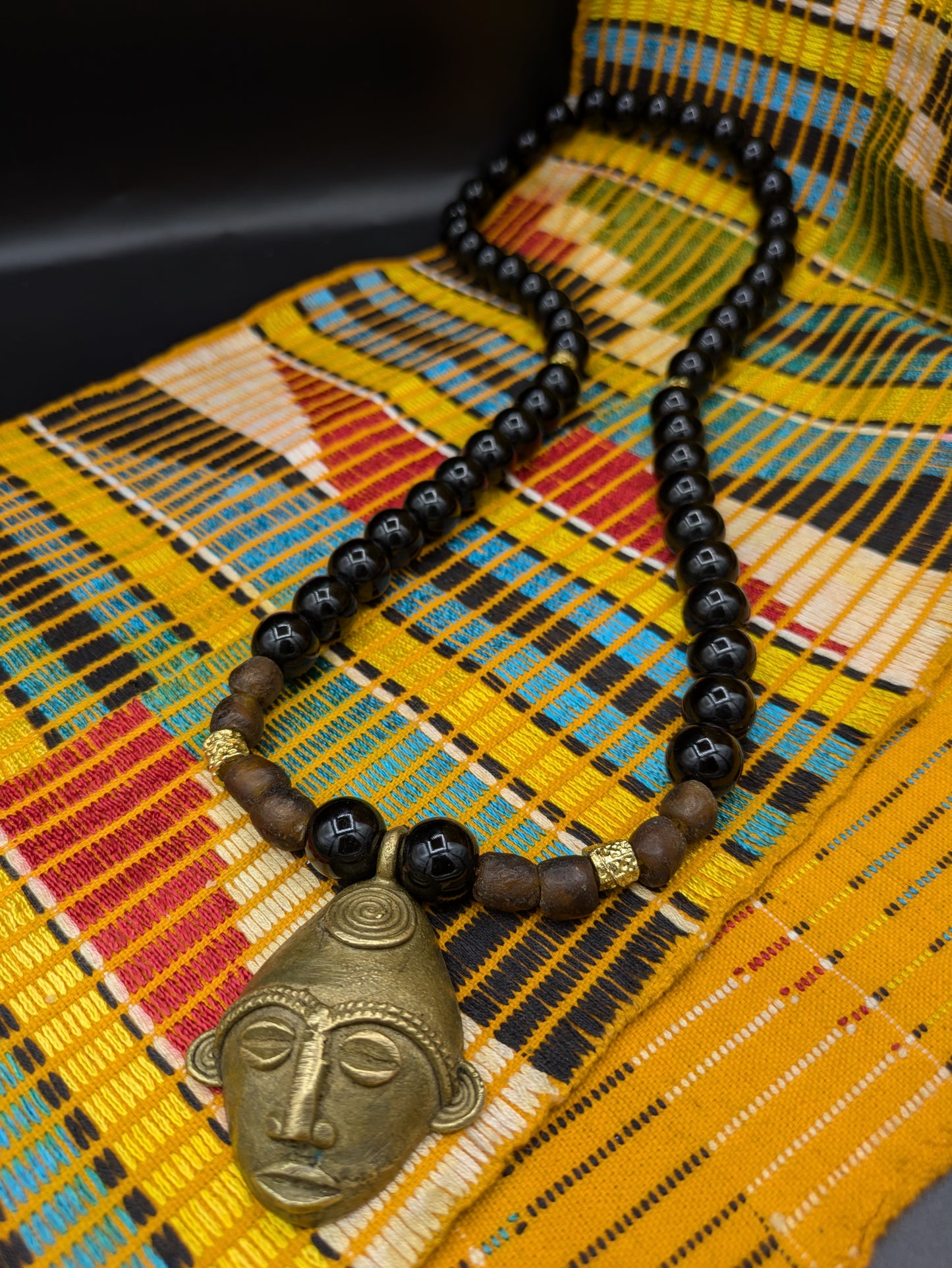 APOGÉE - collier noir tête- moyen- Perles africaines krobo-17