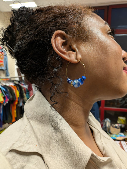 Boucles d'oreilles créoles. panaché de bleus- alternance entre les perles Krobo teintées et peintes. 