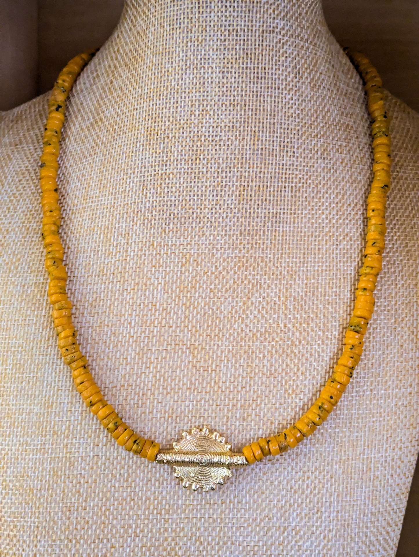 CAMÉLÉON.             Collier jaune poivre et sel  Perle akan couleur or